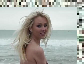 Spectacular Blonde Voyeur Jeanie Marie Sullivan Gets Fucked On a Beach