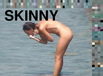Skinny chick is looking in the sea