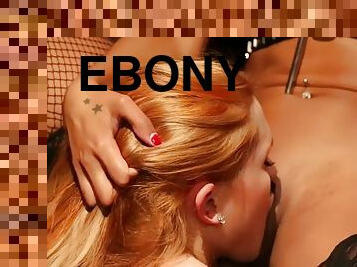 Ebony dyke dominates over queened beauty