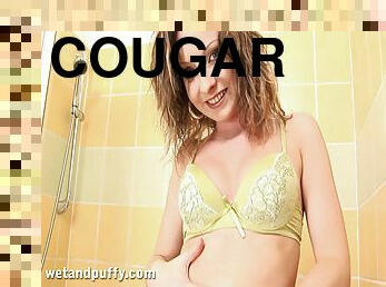 Curvy cougar with a hot ass playing with her pussy in the shower