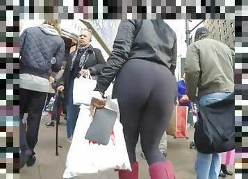 Big walking booty in tights