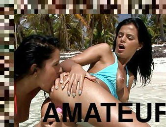 Amateurs by the beach, full seduction in lesbian oral play