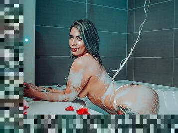 Romantic and wet masturbation in the bathtub for you, with foam and rose petals.