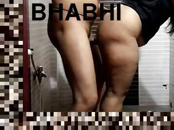 Preeti bhabhi rahul se bathroom chudai