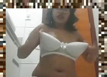 Novinha gordinha na casa da tia