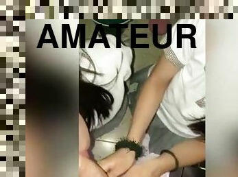 Dos Amigas Colegialas Chupando Verga en el Colegio Escondidas en el cuarto del conserje! #1