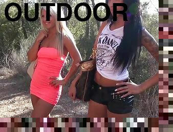 Deutsche brnette und blonde teen outdoor dreie