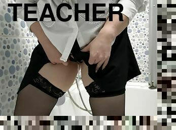 Golden shower from strict and sexy teacher Mistress Lara