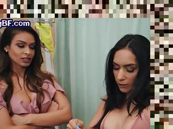 Bigtit babes suck each other and share big dong in the shop trio