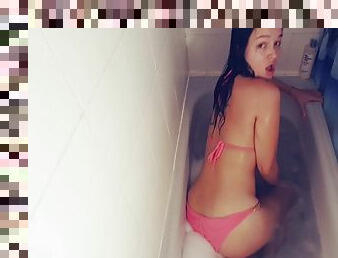Good looking amateur teen fingering her cunt to orgasm in bath tub