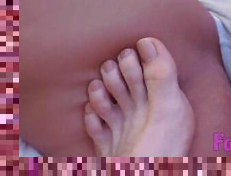 A tantalizing toe tease for fox's shaved box