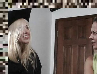 Cowgirl Cindy Craves wears her strapon to fuck a lesbian cunt
