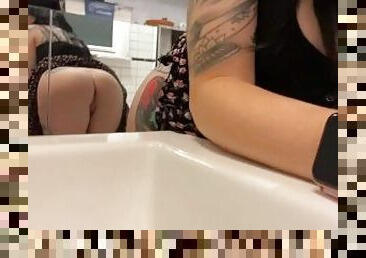 tattooed camgirl pees and pisses, shes pissing and peeing.