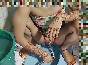 Desi Bhabhi Toilet Me Bait Kar Apane Yaar Se Chudai Ki