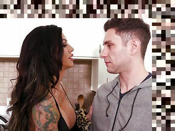 Tattooed Melissa Lynn blows a long delicious cock in the kitchen