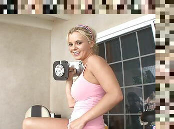 Bree Olson plays with her pink pussy in solo clip