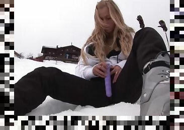 Eroberlin hot russian Anna Safina blond long hairy chick public skiing
