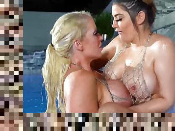 PORNSTARPLATINUM lesbian Alura Jenson licks pussy in the pool