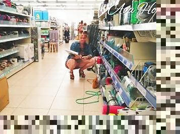 sans culotte, elle exhibe sa chatte dans un magasin public