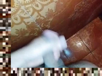 Masturbándome en el baño hasta derramar mucha leche