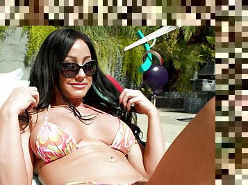 Sunbathing leads to hardcore fucking with busty babe Jennifer White