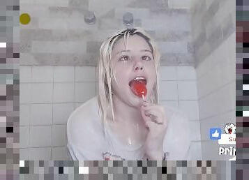 ???????? Wet t-shirt with lollipop in the shower ????????
