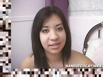 A pretty amateur Latina shows how she loves to give handjobs