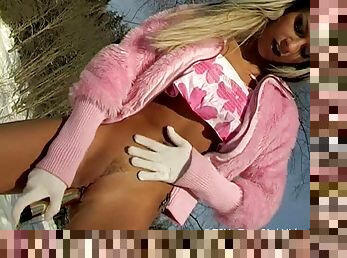 Hot Mandy is not afraid of the cold when she has her dildo nearby