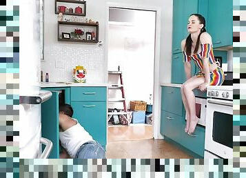 Tiny Girl Jenna Ross Gets Facial From Plumber