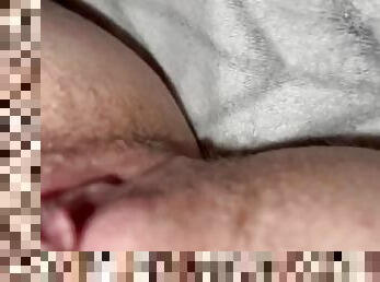 gros-nichons, clito, masturbation, orgasme, chatte-pussy, giclée, jouet, doigtage, seins, solo