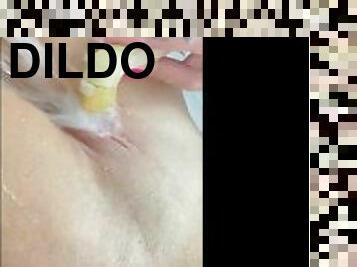 Ruivinha sapeca se masturba com chuveirinho e dildo no banho ate gozar ficando toda meladinha