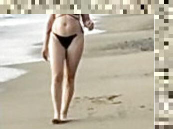 Mi spoglio nuda sulla spiaggia