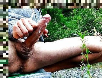 Estudiante de 18 aos, sali de clase y masturb su gran polla en un lugar pblico