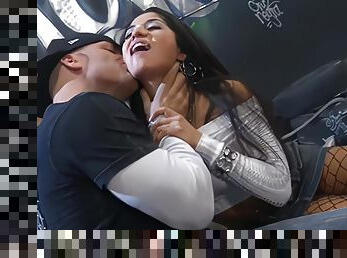 Hardcore fucking ends with cum in mouth for Latina Jenaveve Jolie