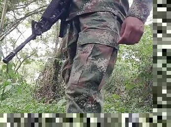Soldado colombiano aprovecha al guardia para masturbarse en via pública