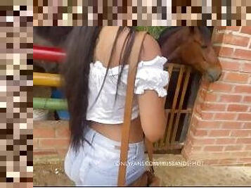 visito una granja, y consigo una morena sexi para follar