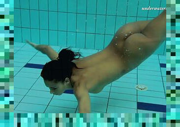Foxy brunette stunner removes her bikini under the water