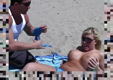Heidi Hollywood thick girl topless sun bathing