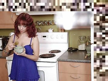 Solo model fingers her juicy cunt in a kitchen after breakfast