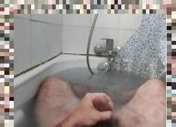 Tout doucement je me fais jouir dans le bain en baisant ma main / Edging / Orgasm / Very hard cock