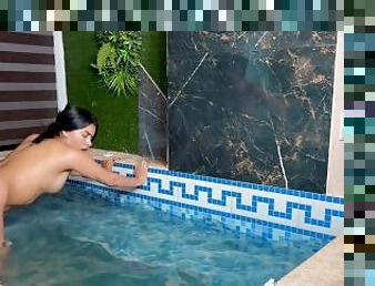 Caliente Latina Colombiana de 18 años Follada Duro en la Piscina