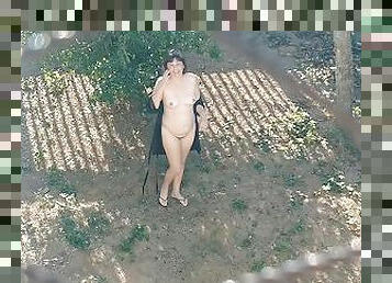 Minha esposa mostra o corpo na varanda e no jardim da frente