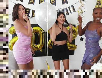 Bitches smash the party with threesome sex in flawless rounds