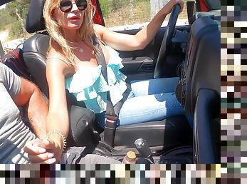 Shaved blonde Leidy De Leon gives a handjob and rides in the car