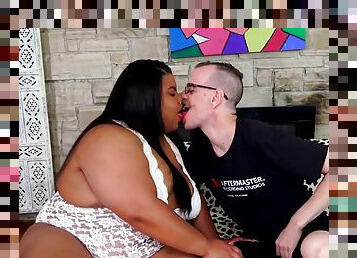 Chocolate BBW Peaches Love Gets Dicked