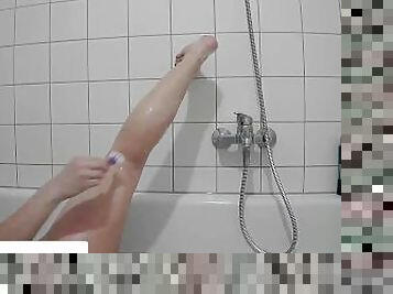 Fellpflege: Fledi Svenja rasiert sich in der Badewanne.