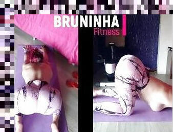 Brasileira fazendo yoga com legging socadinha no rabo