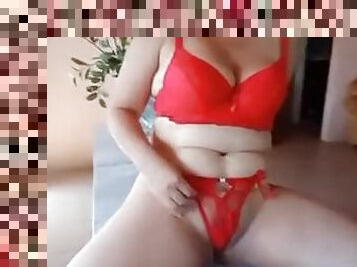 Milf latina en lencera pequea se masturba y luego es enfriada con hielo