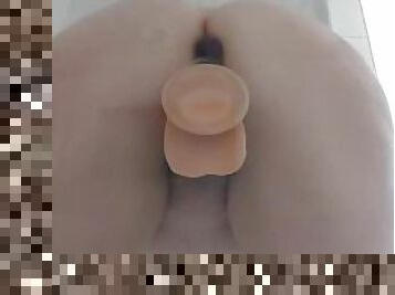 Mollige milf speelt met dildo in de douche