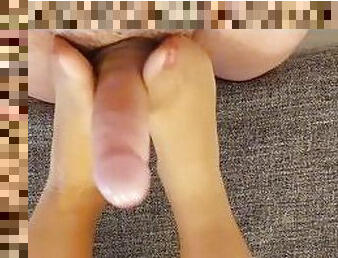 Footjob mi hermanastro se corre en mis pies con medias y juego con su semen